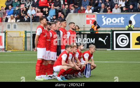 Solitude, Belfast, Nordirland, Vereinigtes Königreich. 19. Juli 2023. UEFA Champions League – Qualifikation in der ersten Runde – Larne gegen HJK Helsinki. Action aus dem Spiel heute Abend – Larne in Rot. Und vor dem Anpfiff. Kredit: CAZIMB/Alamy Live News. Stockfoto