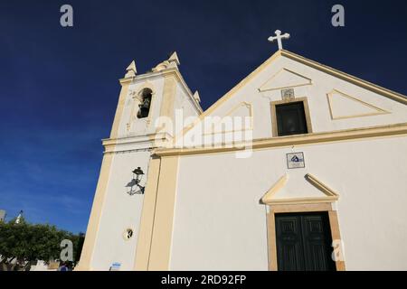 Ferragudo, Portugal - 22. Oktober 2022: Architektonische Details und Fassade der Kirche der Muttergottes der Empfängnis Stockfoto