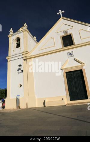 Ferragudo, Portugal - 22. Oktober 2022: Architektonische Details und Fassade der Kirche der Muttergottes der Empfängnis Stockfoto