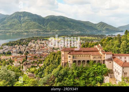 Blick auf die Stadt vom Santuario della Madonna del Sasso in Locarno und Lago Maggiore, Tessin, Schweiz Stockfoto