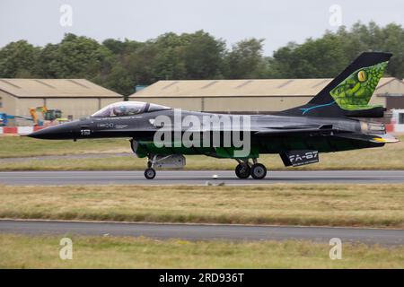 Die belgische Luftwaffe F-16AM Fighting Falcon trifft auf der Royal International Air Tattoo 2023 ein. Stockfoto