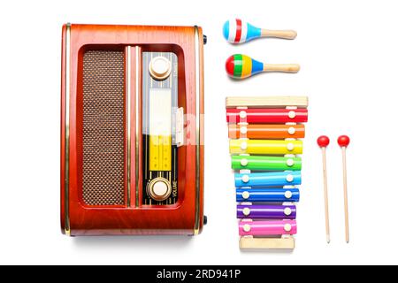 Verschiedene Musikinstrumente und Retro-Radioempfänger auf weißem Hintergrund Stockfoto