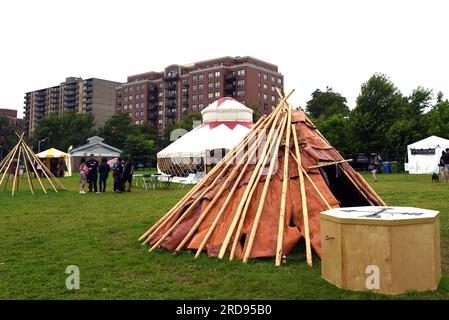 Halifax, NS, Kanada – Juli 19 2023: Tipi and Tent at the Commons in Halifax, wo die Stadt dieses Jahr die North American Indigenous Games ausrichtet. Die Spiele zeigen über 5000 Athleten aus 756 Indigenen Nationen von Turtle Island (Nordamerika) Stockfoto