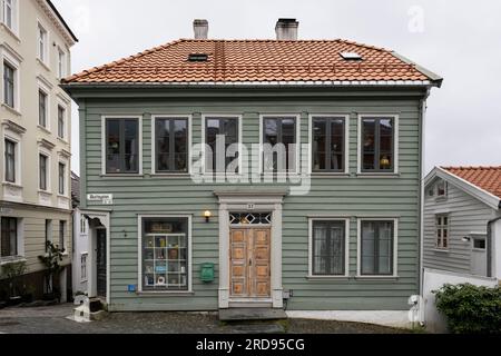 Holzverkleidetes Gebäude in Bergen, Norwegen Stockfoto