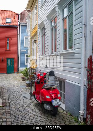 Holzverkleidetes Gebäude in Bergen, Norwegen Stockfoto