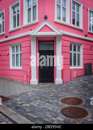 Holzverkleidetes Gebäude in Bergen, Norwegen Stockfoto