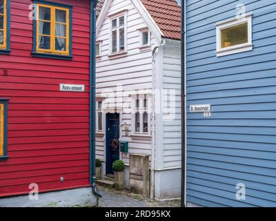 Holzverkleidetes Gebäude in Bergen, Norwegen Stockfoto