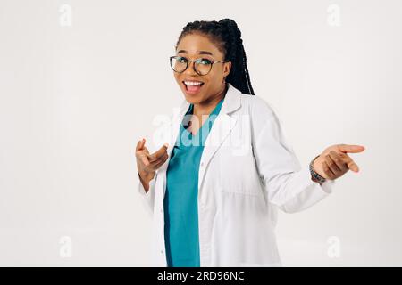 Porträt einer afroamerikanischen Ärztin vor weißem Hintergrund-Lächeln Stockfoto