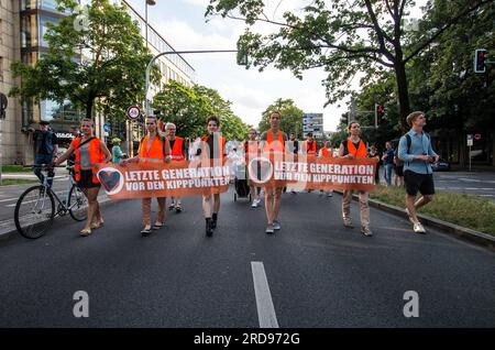 München, Bayern, Deutschland. 19. Juli 2023. Mitglieder und Unterstützer der Klimaprotestgruppe Letzte Generation (Last Generation) marschieren nach den Enthüllungen über die Überwachung der Kommunikation zwischen Journalisten und der Gruppe durch die Münchner Staatsanwaltschaft in München. (Kreditbild: © Sachelle Babbar/ZUMA Press Wire) NUR REDAKTIONELLE VERWENDUNG! Nicht für den kommerziellen GEBRAUCH! Stockfoto