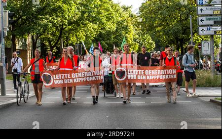 München, Bayern, Deutschland. 19. Juli 2023. Mitglieder und Unterstützer der Klimaprotestgruppe Letzte Generation (Last Generation) marschieren nach den Enthüllungen über die Überwachung der Kommunikation zwischen Journalisten und der Gruppe durch die Münchner Staatsanwaltschaft in München. (Kreditbild: © Sachelle Babbar/ZUMA Press Wire) NUR REDAKTIONELLE VERWENDUNG! Nicht für den kommerziellen GEBRAUCH! Stockfoto