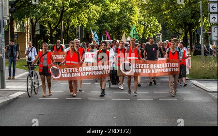 München, Bayern, Deutschland. 19. Juli 2023. Mitglieder und Unterstützer der Klimaprotestgruppe Letzte Generation (Last Generation) marschieren nach den Enthüllungen über die Überwachung der Kommunikation zwischen Journalisten und der Gruppe durch die Münchner Staatsanwaltschaft in München. (Kreditbild: © Sachelle Babbar/ZUMA Press Wire) NUR REDAKTIONELLE VERWENDUNG! Nicht für den kommerziellen GEBRAUCH! Stockfoto