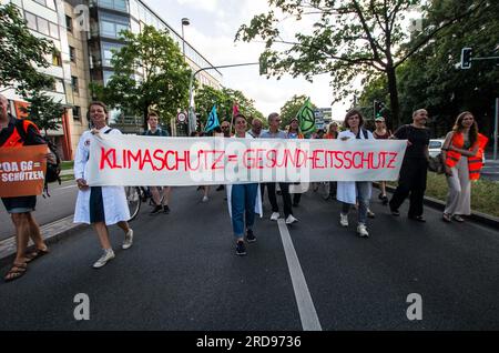 München, Bayern, Deutschland. 19. Juli 2023. Mitglieder und Unterstützer der Klimaprotestgruppe Letzte Generation (Last Generation) marschieren nach den Enthüllungen über die Überwachung der Kommunikation zwischen Journalisten und der Gruppe durch die Münchner Staatsanwaltschaft in München. (Kreditbild: © Sachelle Babbar/ZUMA Press Wire) NUR REDAKTIONELLE VERWENDUNG! Nicht für den kommerziellen GEBRAUCH! Stockfoto