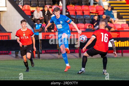 Der Spieler Warrington Rylands tritt auf einem 3G-Platz an einem Verteidiger von Stockport Town im Stockport Sports Village vorbei Stockfoto