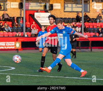 Der Spieler Warrington Rylands hat auf einem 3G-Platz im Stockport Sports Village die Chance auf das Stockport Town Tor Stockfoto