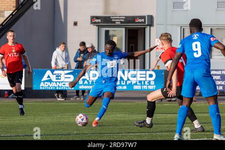 Der Schwarze Spieler von Warrington Rylands hat auf einem 3G-Platz die Chance auf das Stockport Town Tor im Stockport Sports Village Stockfoto