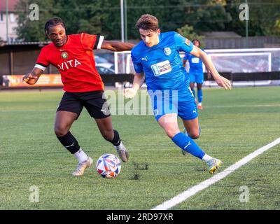 Ein Spieler von Warrington Rylands läuft den linken Flügel entlang und wird von einem Verteidiger von Stockport Town im Stockport Sports Village auf einem 3G-m-Platz verfolgt Stockfoto