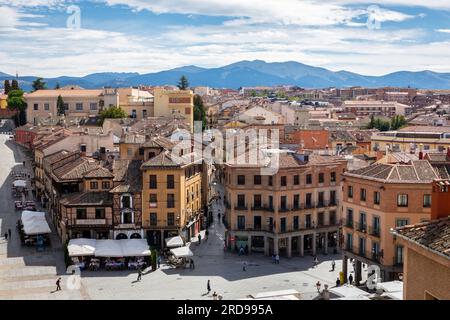 Segovia, Spanien, 03.10.21. Stadtbild von Segovia mit engen Steinstraßen, Restaurants, mittelalterlicher Architektur, Restaurants und Spaziergängern. Stockfoto
