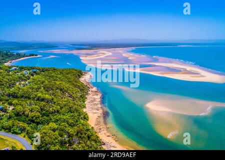 Luftaufnahme von siebzehn Seventy, 1770, Queensland, Australien, Bustard Bay und Roundhill Creek, in der Nähe von Agnes Water, Blick über Joseph Banks Conservation Stockfoto