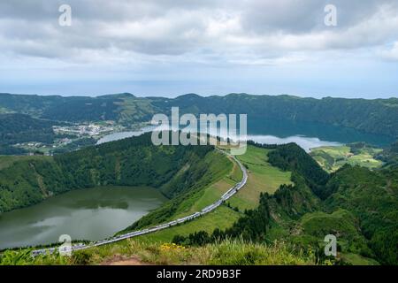 Panoramablick auf die Seen in Sete Cidades, nahe dem Aussichtspunkt Grota do Inferno. Aussichtspunkt Grota do Inferno in Sete Cidades auf der Insel Sao Miguel Stockfoto