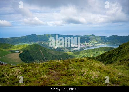 Panoramablick auf die Seen in Sete Cidades, nahe dem Aussichtspunkt Grota do Inferno. Aussichtspunkt Grota do Inferno in Sete Cidades auf der Insel Sao Miguel Stockfoto