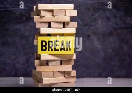 Wörter BRECHEN mit Spielsteinen. Konzeptionelles Bild, das eine Testbotschaft darstellt, die mit Buchstaben aus einem Brettspiel kommuniziert wird. Stockfoto