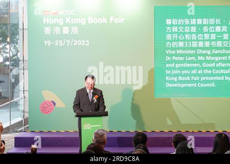 Eric Chan Kwok-ki, Chief Secretary for Administration of Hong Kong SAR, spricht auf dem Cocktailempfang. Die Hong Kong Book Fair 2023 beginnt im Hong Kong Convention and Exhibition Centre vom 19. Juli bis 25. Juli und zieht zahlreiche Unternehmen und Verleger an, die ihre Stände mit einer großen Auswahl an Büchern präsentieren. Stockfoto