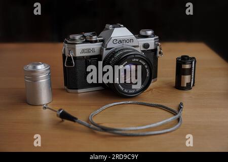 Canon AE-1 SLR-Filmkamera mit Zubehör (Filmrolle und Kabelfreigabe) Stockfoto