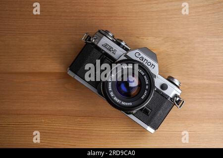 Canon AE-1 SLR-Filmkamera mit Zubehör (Filmrolle und Kabelfreigabe) Stockfoto