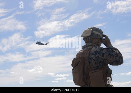 USA Joshua Garciamorales, Spezialist für Landungsunterstützung beim Combat Logistics Battalion 31, 31. Marine Expeditionary Unit, stellt seine Schutzbrille während eines Helikopter-Teams aus dem echten Leben an Bord des Amphibien-Transportschiff USS Green Bay (LPD-20) in der Korallensee ein, 1. Juli 2023. Der HST unterstützte die Einrichtung einer nach vorn gerichteten Bewaffnungs- und Tankstelle für Training und Nachhaltigkeit unter realen Bedingungen. Die MEU 31. wird an Bord von Schiffen der America Amphibious Ready Group im Flottenbereich 7. eingesetzt, um die Interoperabilität mit Verbündeten und Partnern zu verbessern und als zu fungieren Stockfoto