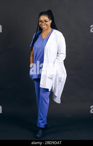 Junge lächelnde Ärztin oder Krankenschwester in weißem Kittel Stockfoto
