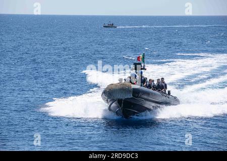 230718-N-LK647-1081 ADRIATISCHE SEE (18. Juli 2023) Seeleute der italienischen Fregatte Carlo Bergamini-Klasse ITS Carabiniere (F 593) nähern sich dem Ticonderoga-Klasse geführten Raketenkreuzer USS Normandy (CG 60) in einem RHIB (Rigid-Rull-aufblasbaren Boot), während sie sich auf eine Tour vorbereiten, 18. Juli 2023. Normandy ist Teil der Gerald R. Ford Carrier Strike Group und befindet sich in einem geplanten Einsatz in den USA Marinestreitkräfte Europa Einsatzgebiet, angestellt von der Sechsten Flotte, um die Interessen der USA, Verbündeten und Partner zu verteidigen. (USA Marinebild von Mass Communication Specialist 2. Class Malachi Lakey) Stockfoto