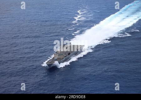 230417-N-N3764-1000 KARIBISCHES MEER - (17. April 2023) -- das Kampfschiff USS Little Rock (LCS 9) der Freedom-Variante in der Karibik wird in den USA eingesetzt Marine Forces Southern Command/U.S. 4. Fleet Area of Operations (AOR), 17. April 2023. Little Rock ist Commander, Task Force 45 (CTF-45). CTF-45 ist die 4. Flotten-Task Force, die mit der Durchführung kombinierter Marineeinsätze, dem Aufbau und der Stärkung von Seeverkehrspartnerschaften in Lateinamerika, Südmexiko und der Karibik betraut ist und als DoD-fähiger Dienstleister für JIATF-S zur Unterstützung der Bekämpfung des illegalen Drogenhandels fungiert Stockfoto