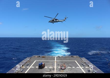 230417-N-N3764-1002 KARIBISCHES MEER - (17. April 2023) -- das Kampfschiff USS Little Rock (LCS 9) der Freiheitsvariante setzt einen SH-60 Seahawk Helikopter in die USA ein, um bei einer Drogensperre zu helfen Marine Forces Southern Command/U.S. 4. Fleet Area of Operations (AOR), 17. April 2023. Little Rock ist Commander, Task Force 45 (CTF-45). CTF-45 ist die 4. Flotten-Task Force, die mit der Durchführung kombinierter Marineeinsätze, dem Aufbau und der Stärkung von Seeverkehrspartnerschaften in Lateinamerika, Südmexiko und der Karibik betraut ist und als DoD-fähiger Dienstleister für JIATF-S in fungiert Stockfoto