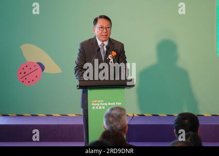 Hongkong, China. 19. Juli 2023. Eric Chan Kwok-ki, Chief Secretary for Administration of Hong Kong SAR, spricht auf dem Cocktailempfang. Die Hong Kong Book Fair 2023 beginnt im Hong Kong Convention and Exhibition Centre vom 19. Juli bis 25. Juli und zieht zahlreiche Unternehmen und Verleger an, die ihre Stände mit einer großen Auswahl an Büchern präsentieren. (Kreditbild: © Michael Ho Wai Lee/SOPA Images via ZUMA Press Wire) NUR REDAKTIONELLE VERWENDUNG! Nicht für den kommerziellen GEBRAUCH! Stockfoto