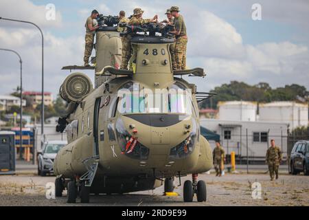 Soldaten, die der Task Force Warhawk, 16. Kampfluftfahrtbrigade, zugeteilt wurden, bereiten sich darauf vor, die CH-47 Chinook-Hubschrauberflügel während der Hafeneinsätze wieder anzubringen, um die Übung Talisman Sabre 23 im Hafen von Gladstone, Queensland, Australien, vorzubereiten, 17. Juli 2023. Talisman Sabre ist die größte bilaterale Militäraktion zwischen Australien und den Vereinigten Staaten, die ein freies und offenes Indo-Pacific vorantreibt, indem die Beziehungen und die Interoperabilität zwischen wichtigen Verbündeten gestärkt und unsere kollektiven Fähigkeiten verbessert werden, um auf eine Vielzahl potenzieller Sicherheitsbedenken zu reagieren. (USA Foto der Armee von Sgt. Ashunteia’ S. Stockfoto