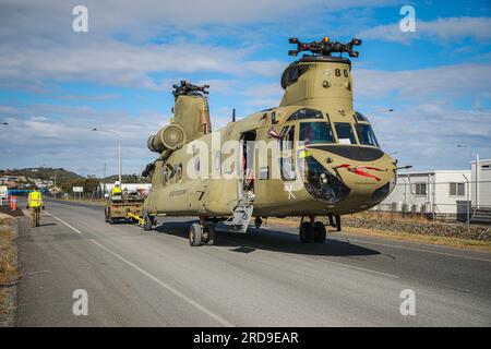 Soldaten der Task Force Warhawk, 16. Kampfluftfahrtbrigade, schleppen Sie einen CH-47 Chinook Helikopter zu einem Grundstück, um die Klingen wieder anzubringen, als Vorbereitung für die Übung Talisman Sabre 23 im Hafen von Gladstone, Queensland, Australien, 17. Juli 2023. Talisman Sabre ist die größte bilaterale Militäraktion zwischen Australien und den Vereinigten Staaten, die ein freies und offenes Indo-Pacific vorantreibt, indem die Beziehungen und die Interoperabilität zwischen wichtigen Verbündeten gestärkt und unsere kollektiven Fähigkeiten verbessert werden, um auf eine Vielzahl potenzieller Sicherheitsbedenken zu reagieren. (USA Army photo by Sgt. Ashunteia’ Smith, 16. Comba Stockfoto