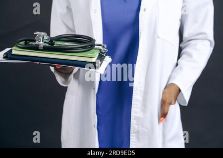 Porträt eines afroamerikanischen Arztes oder einer Krankenschwester in weißem Mantel mit Stethoskop Stockfoto