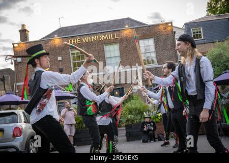 London, Großbritannien. 19. Juli 2023 Brixton Tatterjacks (abgebildet) und New Esperance Morris Tänzer treten im Windmill Pub am Clapham Common auf. New Esperance ist ein inklusives morris-Tanzteam für Frauen, das Cotswold-Tänze aufführt. Ursprünglich gegründet im Jahr 1973 und inspiriert von Mary Neals historischen Mädchen im Espérance Club, die seit der Wende 1900 junge Tänzerinnen waren. Kredit: Guy Corbishley/Alamy Live News Stockfoto