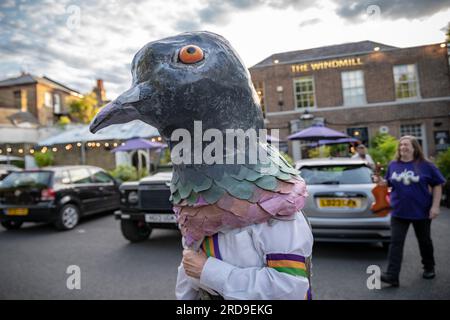 London, Großbritannien. 19. Juli 2023 Brixton Tatterjacks und New Esperance Morris (im Bild) Tänzer treten im Windmill Pub am Clapham Common auf. New Esperance ist ein inklusives morris-Tanzteam für Frauen, das Cotswold-Tänze aufführt. Ursprünglich gegründet im Jahr 1973 und inspiriert von Mary Neals historischen Mädchen im Espérance Club, die seit der Wende 1900 junge Tänzerinnen waren. Kredit: Guy Corbishley/Alamy Live News Stockfoto