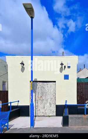 Newbiggin Cable House Station erbaut im Jahr 1868 das erste Telegrafenkabel aus Skandinavien kam hier an Land, gegen den tiefen blauen Himmel an Stockfoto