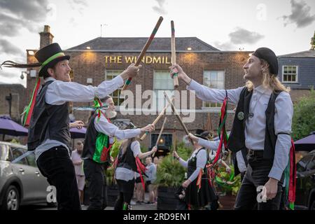 London, Großbritannien. 19. Juli 2023 Brixton Tatterjacks (abgebildet) und New Esperance Morris Tänzer treten im Windmill Pub am Clapham Common auf. New Esperance ist ein inklusives morris-Tanzteam für Frauen, das Cotswold-Tänze aufführt. Ursprünglich gegründet im Jahr 1973 und inspiriert von Mary Neals historischen Mädchen im Espérance Club, die seit der Wende 1900 junge Tänzerinnen waren. Kredit: Guy Corbishley/Alamy Live News Stockfoto