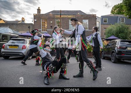 London, Großbritannien. 19. Juli 2023 Brixton Tatterjacks (abgebildet) und New Esperance Morris Tänzer treten im Windmill Pub am Clapham Common auf. New Esperance ist ein inklusives morris-Tanzteam für Frauen, das Cotswold-Tänze aufführt. Ursprünglich gegründet im Jahr 1973 und inspiriert von Mary Neals historischen Mädchen im Espérance Club, die seit der Wende 1900 junge Tänzerinnen waren. Kredit: Guy Corbishley/Alamy Live News Stockfoto