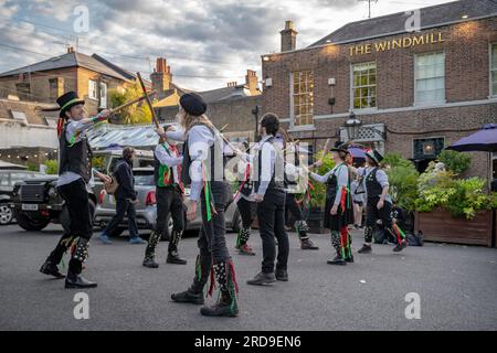 London, Großbritannien. 19. Juli 2023 Brixton Tatterjacks (abgebildet) und New Esperance Morris Tänzer treten im Windmill Pub am Clapham Common auf. New Esperance ist ein inklusives morris-Tanzteam für Frauen, das Cotswold-Tänze aufführt. Ursprünglich gegründet im Jahr 1973 und inspiriert von Mary Neals historischen Mädchen im Espérance Club, die seit der Wende 1900 junge Tänzerinnen waren. Kredit: Guy Corbishley/Alamy Live News Stockfoto