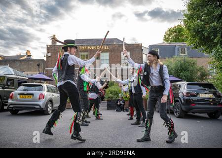 London, Großbritannien. 19. Juli 2023 Brixton Tatterjacks (abgebildet) und New Esperance Morris Tänzer treten im Windmill Pub am Clapham Common auf. New Esperance ist ein inklusives morris-Tanzteam für Frauen, das Cotswold-Tänze aufführt. Ursprünglich gegründet im Jahr 1973 und inspiriert von Mary Neals historischen Mädchen im Espérance Club, die seit der Wende 1900 junge Tänzerinnen waren. Kredit: Guy Corbishley/Alamy Live News Stockfoto