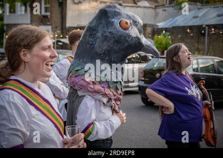 London, Großbritannien. 19. Juli 2023 Brixton Tatterjacks und New Esperance Morris (im Bild) Tänzer treten im Windmill Pub am Clapham Common auf. New Esperance ist ein inklusives morris-Tanzteam für Frauen, das Cotswold-Tänze aufführt. Ursprünglich gegründet im Jahr 1973 und inspiriert von Mary Neals historischen Mädchen im Espérance Club, die seit der Wende 1900 junge Tänzerinnen waren. Kredit: Guy Corbishley/Alamy Live News Stockfoto