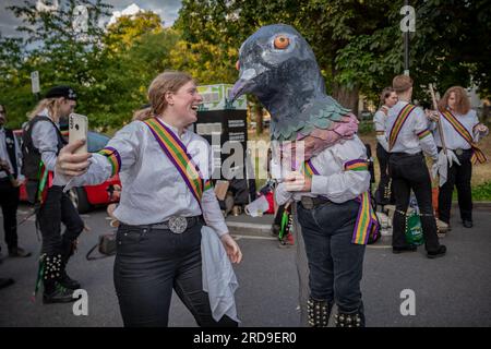 London, Großbritannien. 19. Juli 2023 Brixton Tatterjacks und New Esperance Morris (im Bild) Tänzer treten im Windmill Pub am Clapham Common auf. New Esperance ist ein inklusives morris-Tanzteam für Frauen, das Cotswold-Tänze aufführt. Ursprünglich gegründet im Jahr 1973 und inspiriert von Mary Neals historischen Mädchen im Espérance Club, die seit der Wende 1900 junge Tänzerinnen waren. Kredit: Guy Corbishley/Alamy Live News Stockfoto