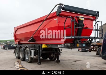 Kirkwall, Orkney Island, Schottland, Großbritannien. Großer rot lackierter Kipperanhänger mit Rollenabdeckung, der in der Nähe des Fährterminals in Kirkwall geparkt ist. Stockfoto