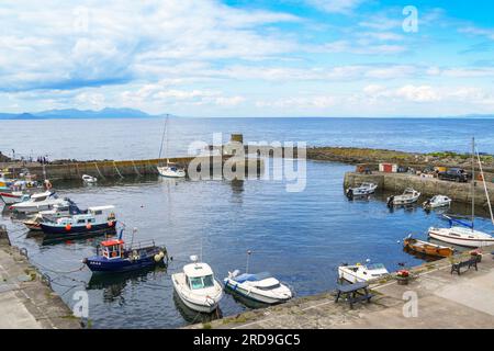 Dunure Harbour, Ayrshire an der Westküste Schottlands und öffnet sich zum Firth of Clyde, mit kleinen Fischerbooten und privatem Vergnügungsboot Stockfoto