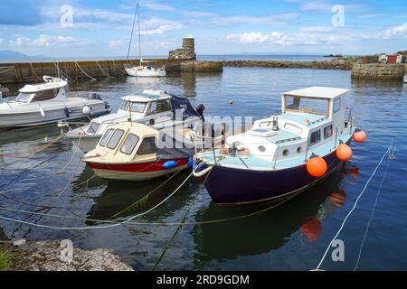Dunure Harbour, Ayrshire an der Westküste Schottlands und öffnet sich zum Firth of Clyde, mit kleinen Fischerbooten und privatem Vergnügungsboot Stockfoto