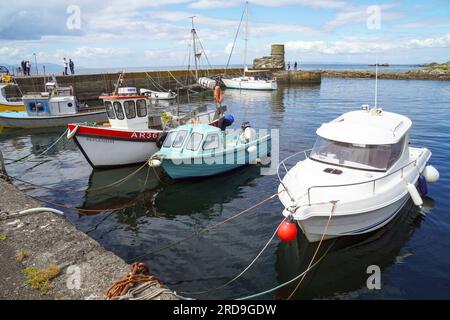 Dunure Harbour, Ayrshire an der Westküste Schottlands und öffnet sich zum Firth of Clyde, mit kleinen Fischerbooten und privatem Vergnügungsboot Stockfoto